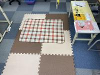 おすわりが難しいお子さまには、フロアマットやシートをご用意しています。