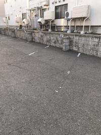 駐車場は、建物裏にあります。ロードヒーティング完備です。