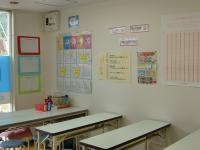 教室の風景<br />
～SCENE 4～<br />
英語では壁の掲示に注目！