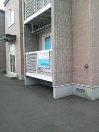 アークス駐車場側のピンクのアパートです。ブルチェーロ１階Ｃ号室になります。
