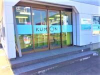 教室は一階にあります。