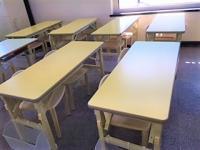 小さいお子様も座りやすい机と椅子をご用意しています。