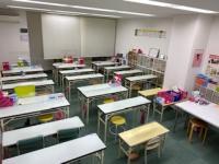 お子様用に小さな机と椅子をご用意しています。