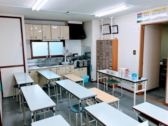 メインの学習室です。幼児さん専用の机と椅子も揃っています。