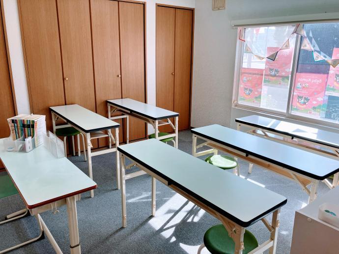 学習室は３部屋あり、それぞれの部屋に先生がいます。