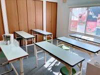 教室の中は広くて暖かい雰囲気です。