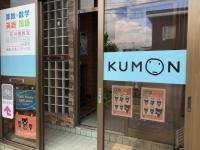 教室の入り口です。玄関フードの中にベビーカーが置けます。