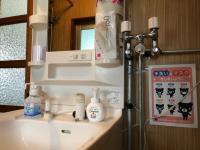 洗面台には踏み台、お手洗いにはお子様用の便座があります。