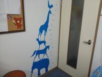 教室の出入り口には、動物たちが、お出迎え！身長も測れますよ。