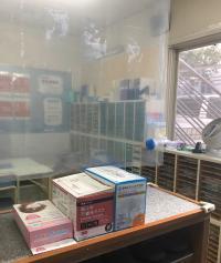 玄関に教室用不織布マスクを用意してあります。幼児さん用に小さなマスクがあります。