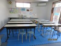 壁が白く、明るい教室です。