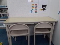 ２～３歳児さんには幼児さん用の机・椅子もご準備しております。えんぴつ持てるかな？