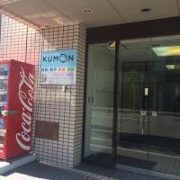 ビルの入り口<br />
エレベーターで3階へどうぞ<br />
