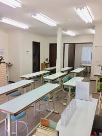 教室は、東区役所前駅１番出口。徒歩１分です。