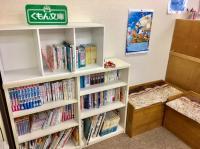 お迎え待ちのスペースには、たくさんの本を揃えています。