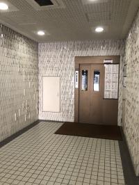 エレベーターを上がって廊下の奥に教室があります。セコム導入しています。