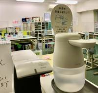 おしゃべりをする検温器で体温確認、手洗いや手指消毒をお願いしています。