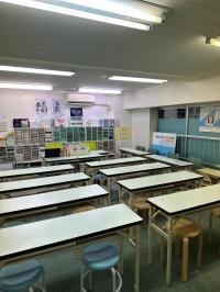 大きな窓があります。換気をしています。