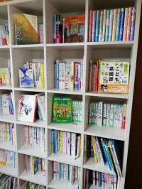 気になる絵本を教室で読んでみましょう。