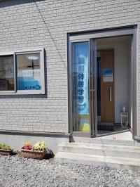 教室は右側の玄関です。入り口に消毒液を置いています。