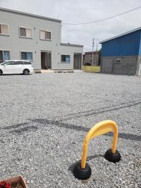 駐車場は夏冬とも約10台ほどあり、学園から遠くても、路上駐車の心配はありません。