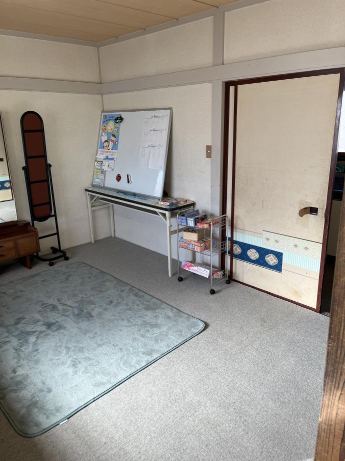 待合室は教室のすぐ横のスペース。絵本やパズルなど用意しています。