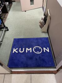 KUMONのロゴの玄関マットでお出迎えしております♪