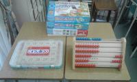 プレイコーナーです。お迎えを待つ間、教具で自由に遊べます。