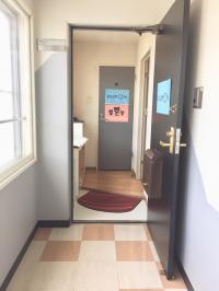 教室は5階にあります。エレベーターで上がって左手正面です。