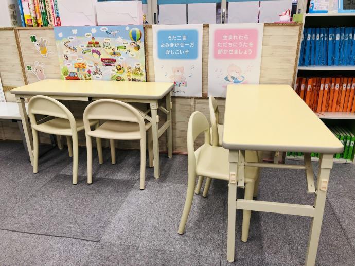 幼児さんは足がつき、集中して学習できる机で学習します。