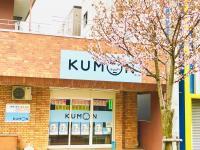 桜並木が綺麗な本郷通沿いにある1階の教室です。