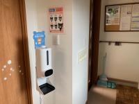 小さなお子さまを抱いていても安心の自動検温消毒器です。