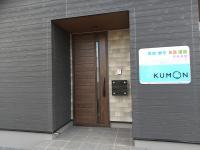 玄関先に看板がございます。自宅兼用の玄関となっています。