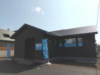 はやきた子ども園、早来学園の至近距離にある、黒い平屋です。