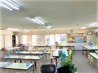 南側に大きな窓があります。とても明るい教室です。