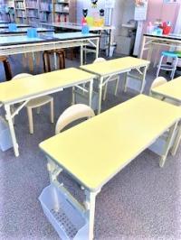 幼児さん用の席も準備♪。二人用の幼児席を、お一人席で座って間隔をあけています。