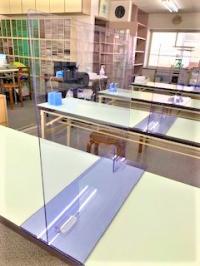 大きな飛散防止パネルを設置しています。