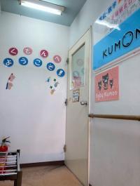 2階が教室です。階段には手すりがついていて安心です。