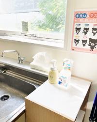 教室に着いたら手洗いをします。今日も元気かな？