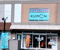 1階店舗の左横にあるドアが入り口です。ベビーカーは、ドアの中に置けます。