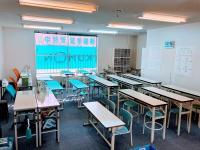 外から眺めるより教室の中は広く明るく感じます。