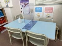 小さなお子様でも足の届く机やいすをご用意しております♪