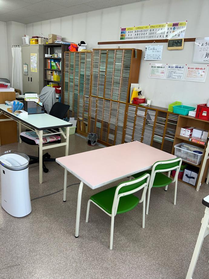 幼児用の机です。幼児さんは先生の横で一緒に学習します。
