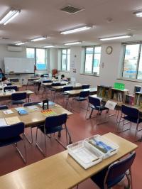 教室は広くて椅子には背もたれがあり冷暖房完備です。<br />
月曜日は別の部屋での学習。