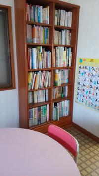 幼児の生徒さんの学習用コーナーとすいせん図書