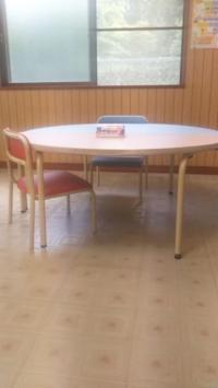 お子さま用の机とイスを用意しております。
