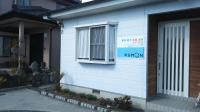 教室の入り口はこの水色の看板が目印です。
