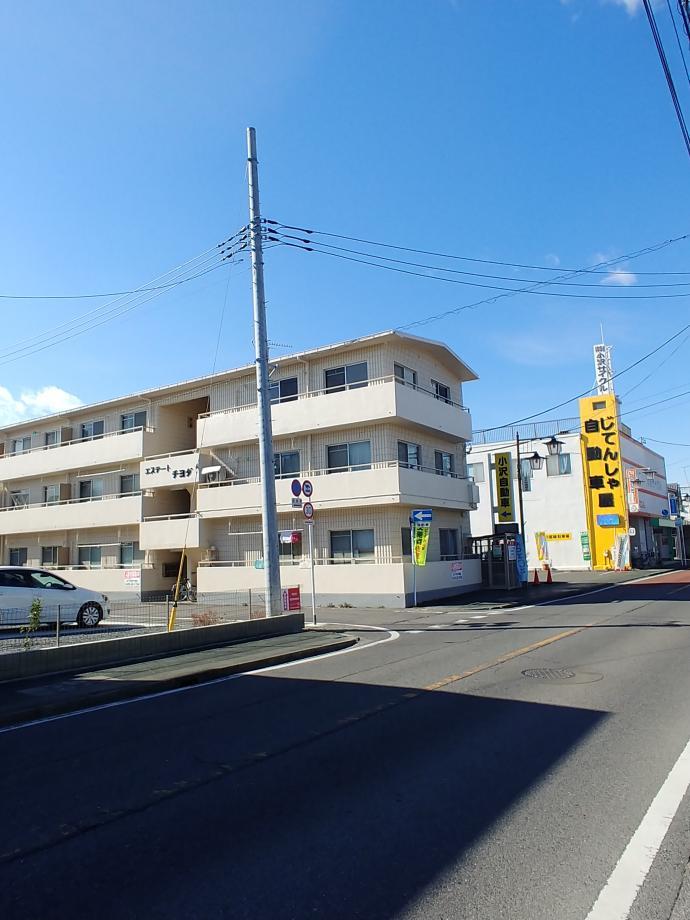 旧中山道を高崎に向かって走り黄色い建物の手前が教室のあるエステートチヨダです。