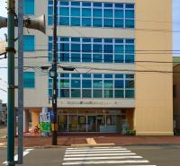 このビルの２階です。初回は受付を通ってご入室ください。