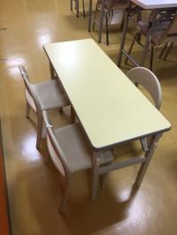 幼児さん用の机です。先生と一緒に楽しく学習します。